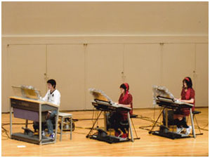 ソロ演奏の他にエレクトーン３台を使用してのアンサンブルや、当教室出身者（音大生）による声楽やフルートの演奏