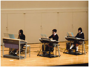 ソロ演奏の他にエレクトーン３台を使用してのアンサンブルや、当教室出身者（音大生）による声楽やフルートの演奏